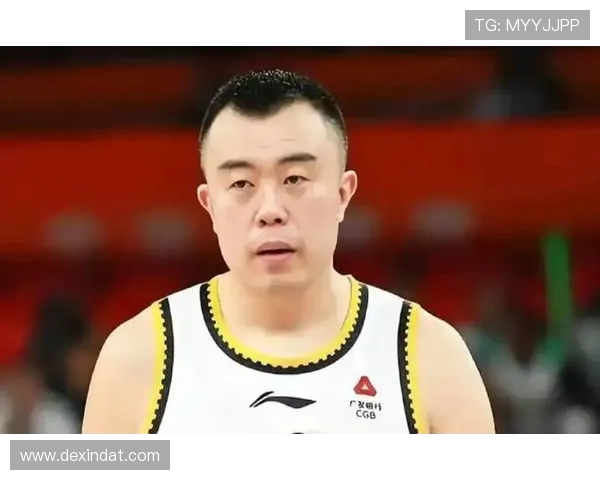 韩德君精彩扑救拒绝郭艾伦射门 随后送上贴脸摇手指庆祝瞬间 韩德君精彩扑救拒绝郭艾伦射门 随后送上贴脸摇手指庆祝瞬间