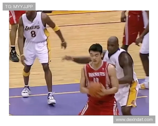 马布里在比赛中倒地姚明引发热议两位篮球巨星的精彩瞬间回顾 马布里在比赛中倒地姚明引发热议两位篮球巨星的精彩瞬间回顾