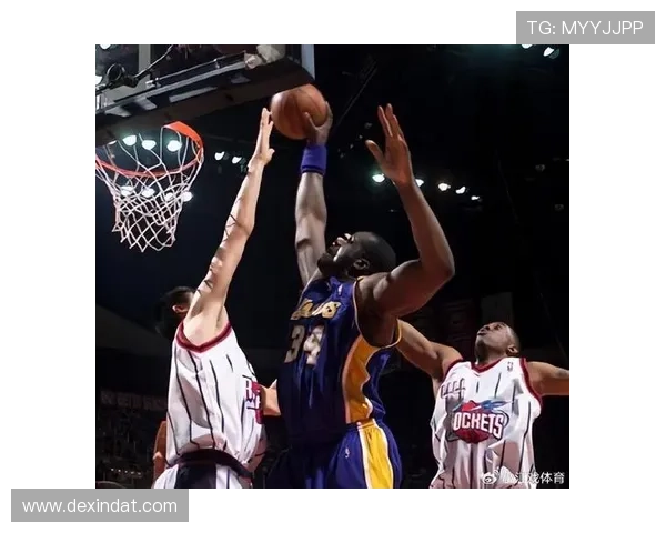 华莱士与姚明的巅峰对决:篮球场上的传奇较量与友谊的碰撞 华莱士与姚明的巅峰对决:篮球场上的传奇较量与友谊的碰撞